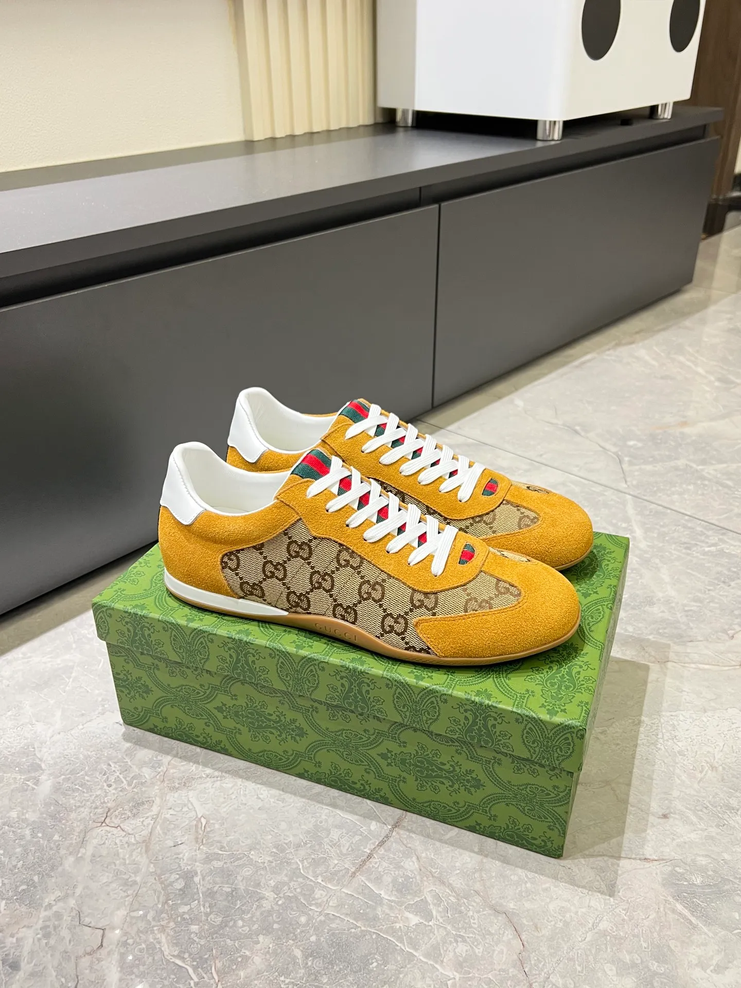 Men's shoes 💰p400 Gucci Shift series sports shoes, featuring lightweight thin sole design, suede + canvas + technical fabric splicing, perfect texture! The tongue and heel have red and green webbing, which is highly recognizable✨. The classic brown + off-white color scheme is retro and modern. The shell-toe shoe shape makes the feet smaller. It is perfect for daily wear or skirts and trousers. The upper fabric + elastic heel is easy to put on and take off, and the wrapping feeling is comfortable. It can be used for commuting and leisure. It has become one of Demna Gvasalia’s hottest items after taking over🔥. size: 38-45!